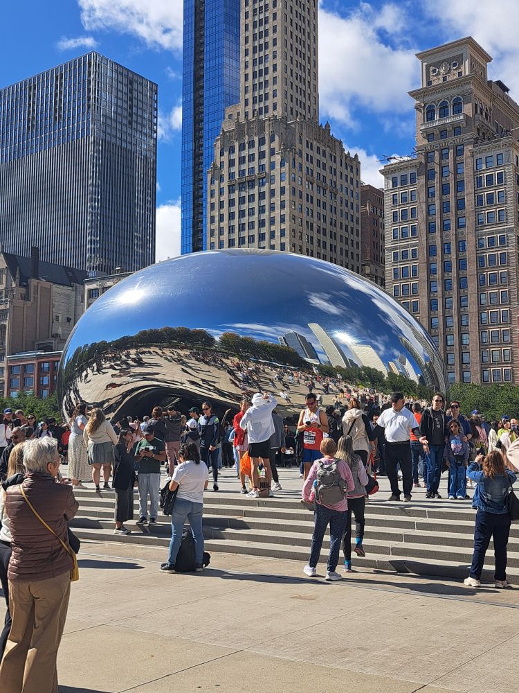 A picture of the Bean statue in Chicago.