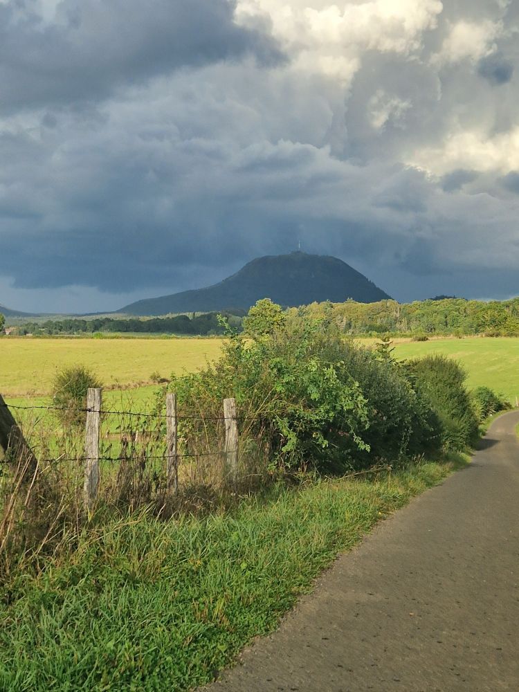 Le Puy-de-Dôme vu depuis une route de campagne