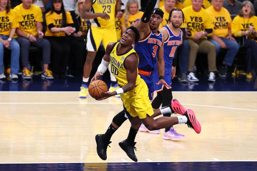 Bennedict Mathurin flies while Josh Hart tries to block him