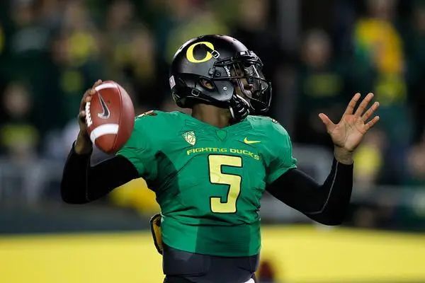 Oregon quarterback Darron Thomas with a black helmet with a yellow 'O' on the side panel