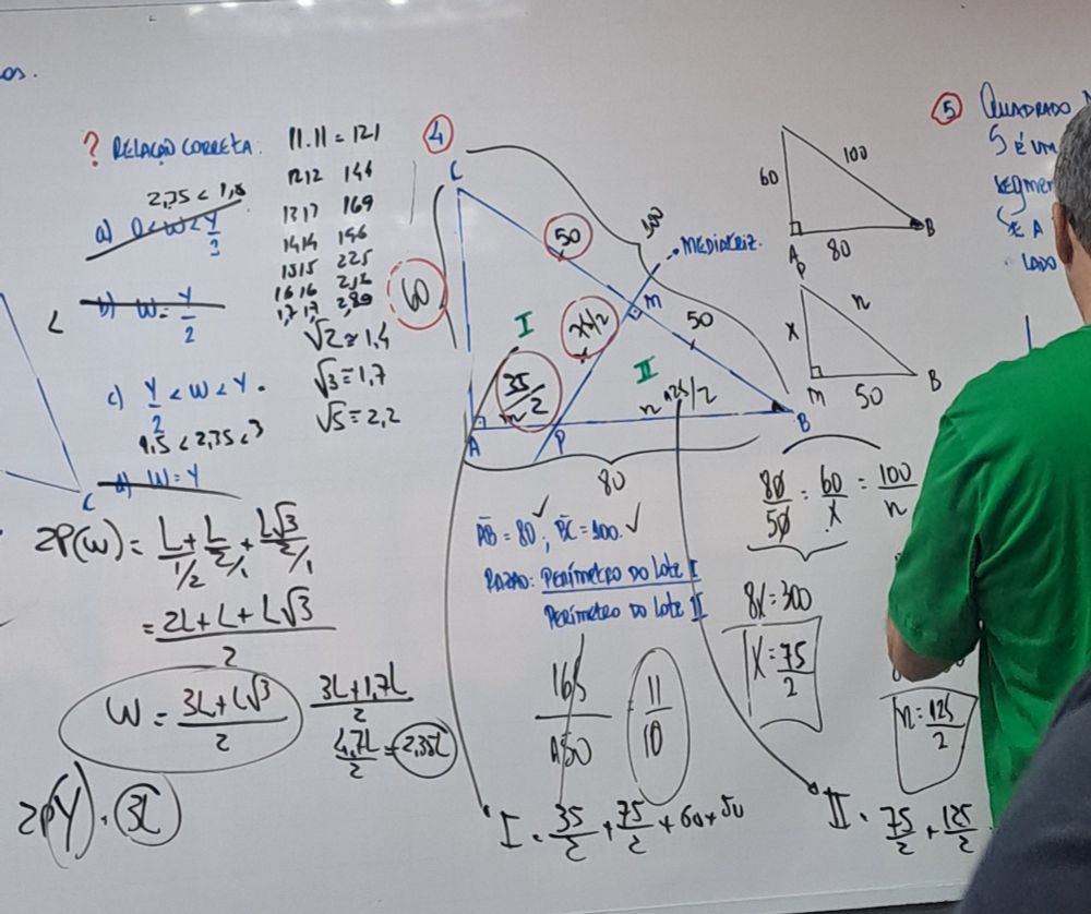 foto de exercícios de matemática (semelhanca de triângulos) em um quadro branco 