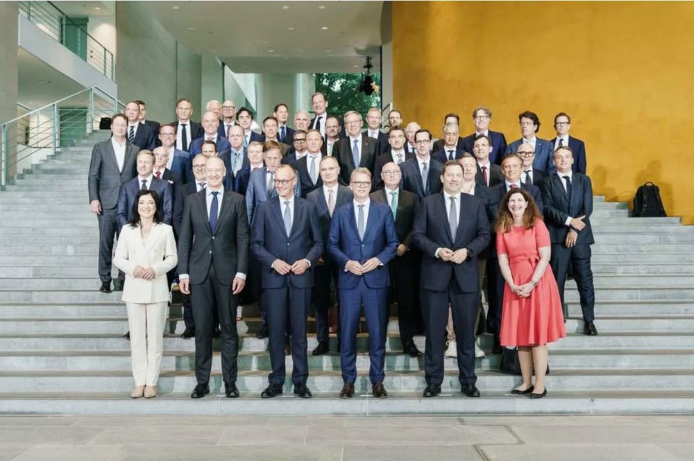 Gruppenfoto aus dem Kanzleramt vom Wirtschaftsgipfel des Wirtschaftsministeriums. Zwei Frauen, einige Dutzend Männer.