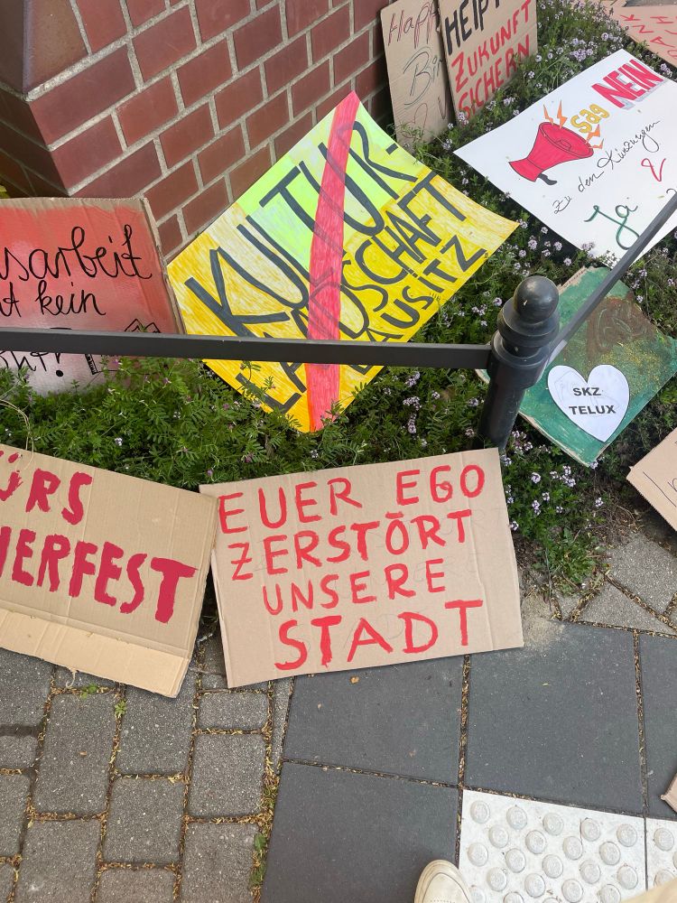 Protestschilder für den Erhalt des Telux