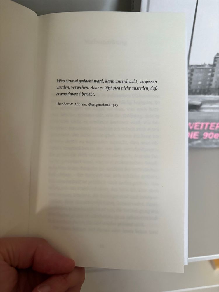 Motto

Was einmal gedacht ward, kann unterdrücht, vergessen werden, verwehen. Aber es läßt sich nicht ausreden, daß etwas davon überlebt.
Theodor W. Adorno, »Resignation«, 1973
VEITE
