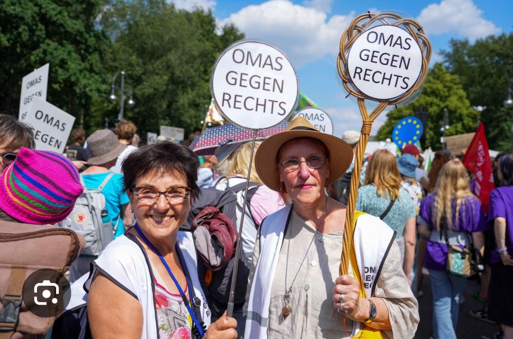 Zwei ,Omas gegen Rechts‘ auf einer Demo.