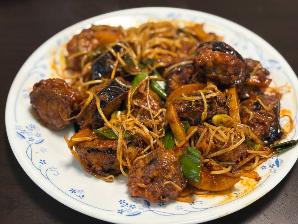 야채와 같이 마라샹궈 소스에 볶아진 가지 만두