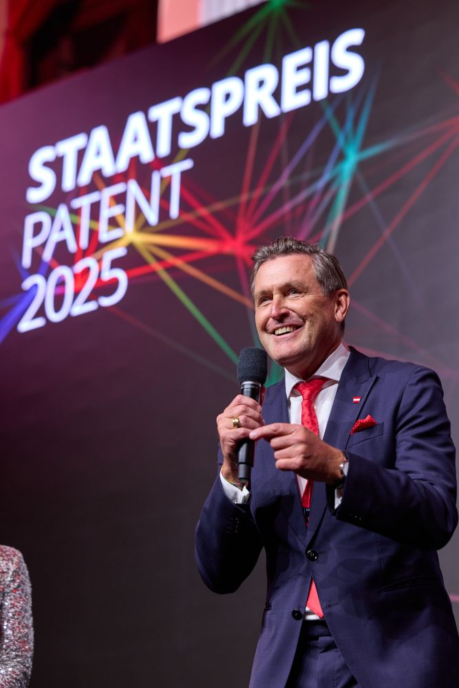 Bundesminister Peter Hanke bei der Staatspreis-Verleihung am Podium 
