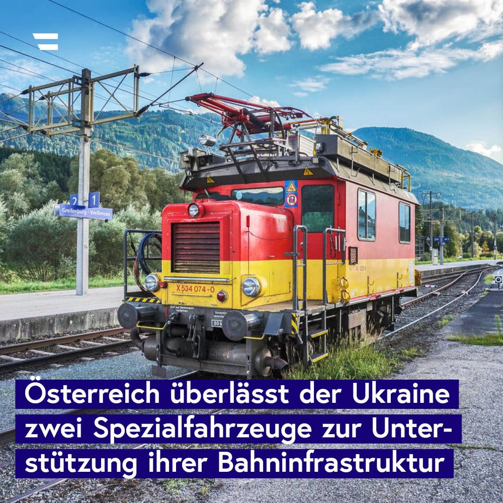 Motorturmwagen des Typs X534 der ÖBB an einem Bahnhof vor einer Bergkulisse