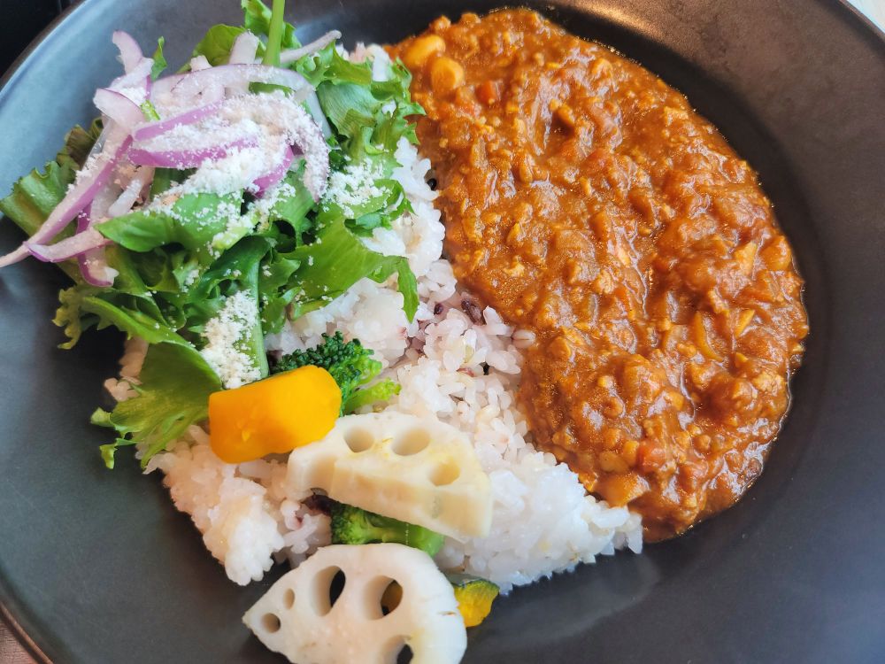 職場の近くのオシャレカフェでご飯食べたやつ！キーマカレー🍛