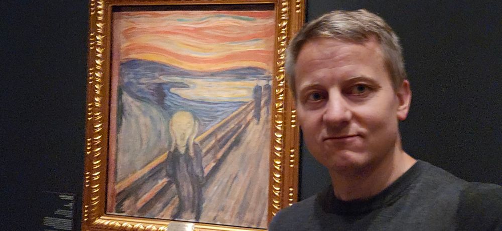 Selfie foran Skrik av Munch. 