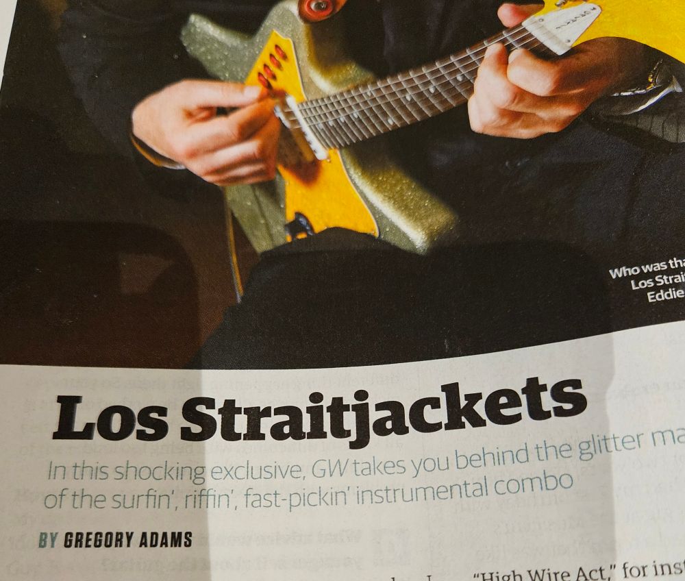 Bilde av gitar som spilles på. Overskrift: Los Straitjackets.