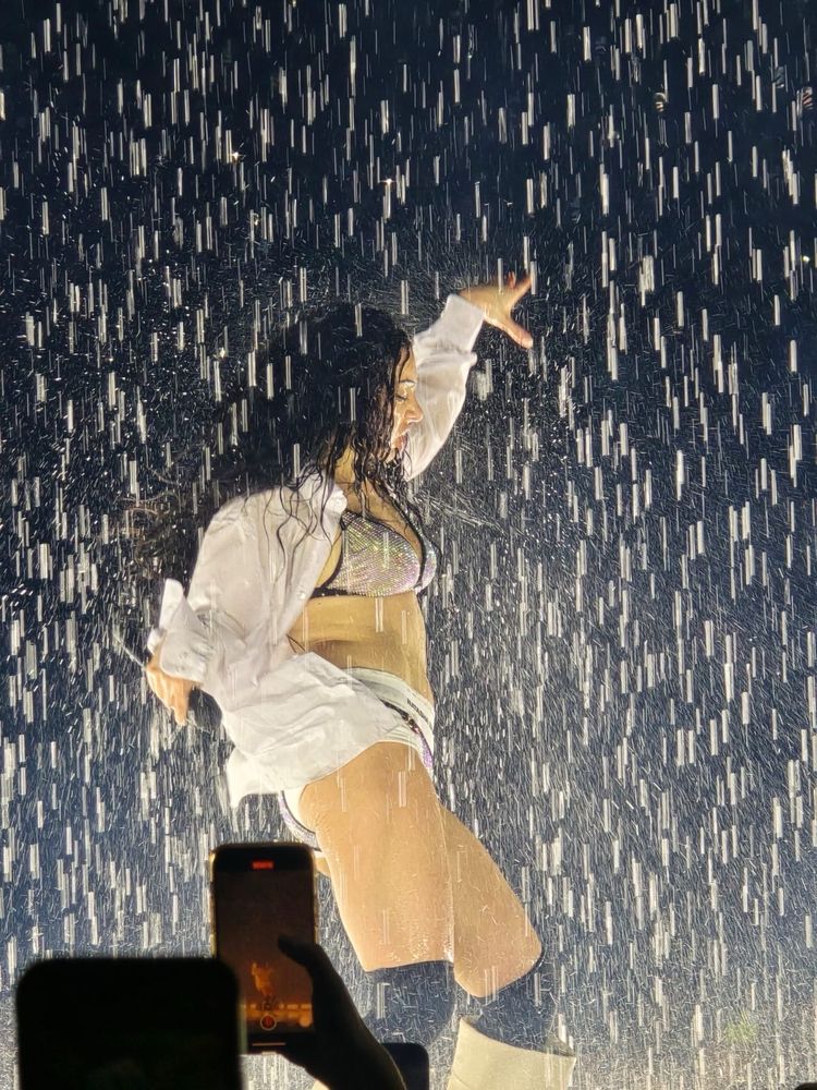 Charli xcx performing track 10 dancing in the water 