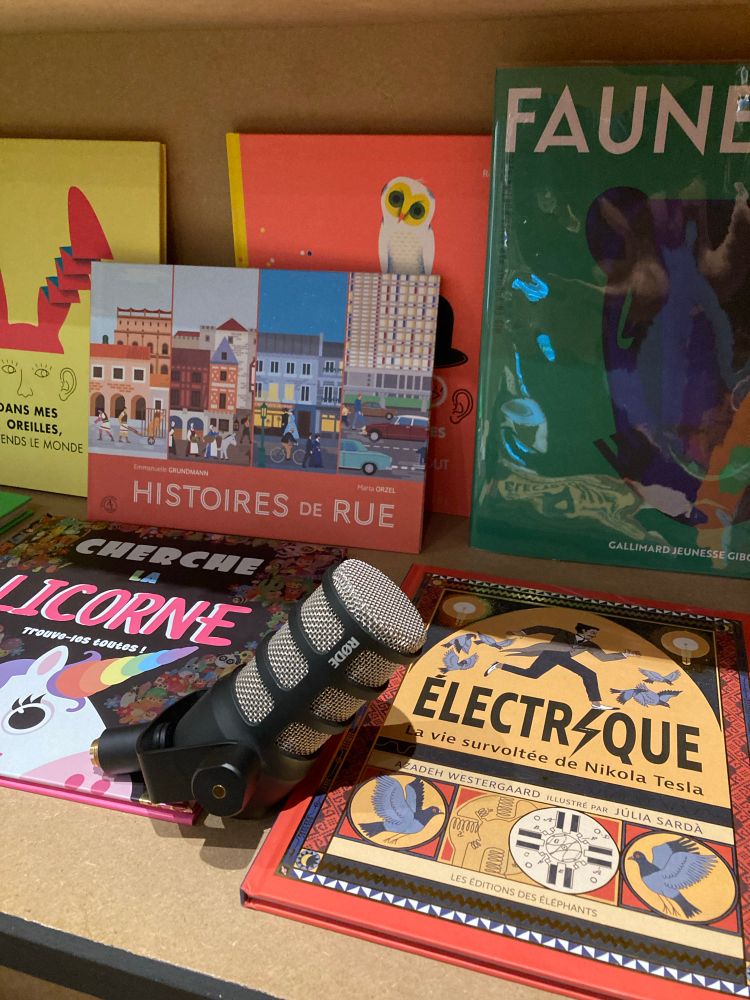 Le micro s’est échappé il est allé faire un tour du côté du rayon sciences/enfants de la librairie 