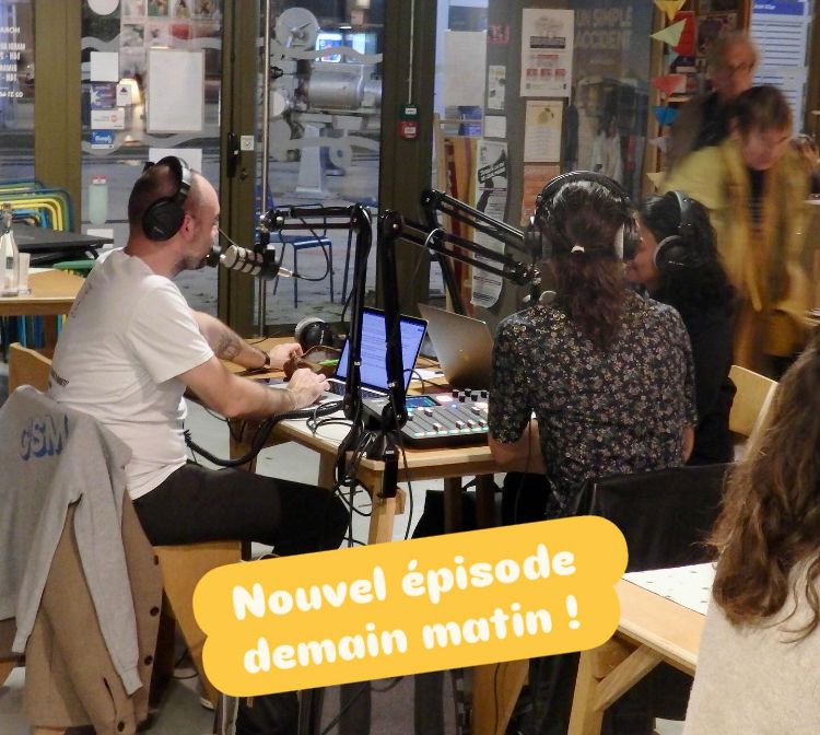 Une photo de nous pendant l’enregistrement et marqué « nouvel épisode demain matin