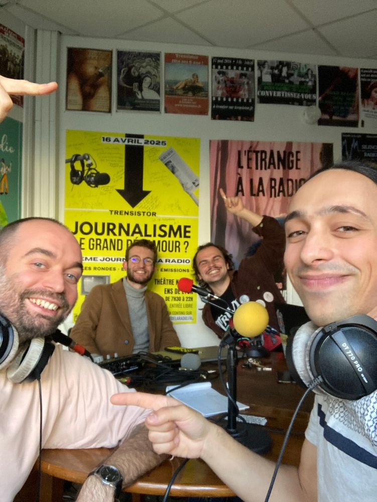 Nous dans le studio radio de l’ENS. Au fond, une affiche très suspecte avec un pénis se terminant en micro 🤷‍♂️ 