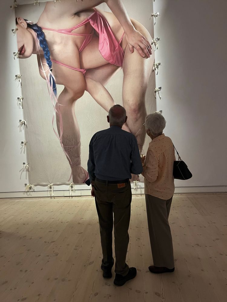 To besøgende på Horsens Kunstmuseum betragter et af Byströms AI-genererede billeder. (Bragt med tilladelse fra parret) 