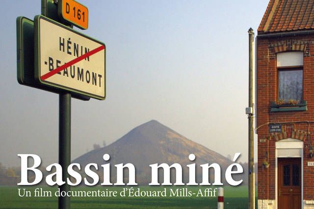 en fond un terril
devant une maison de brique (aka Coron)
devant, un panneau de sortie d'agglo D161 HENIN BEAUMONT barré

titre : Bassin Miné
Un film documentaire d'Edouard Mills-Affif