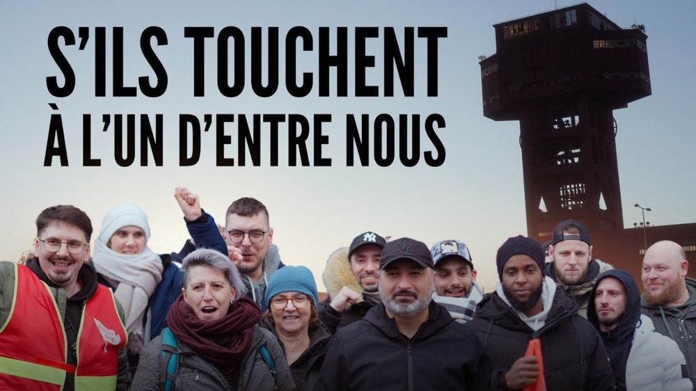 En haut à gauche, titre du docu "S’ils touchent à l’un d’entre nous"
En fond, une photo de l'usine
Devant une dizaine de travailleur•euses de l'usine Neuhauser 