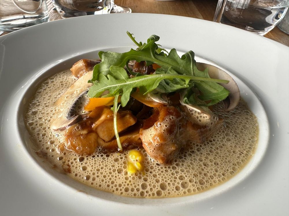 Risotto d’orzo à la mimolette vieille, champignons de saison en persillade, haut de cuisse de volaille acidulé au verjus, pousses de Mizuna