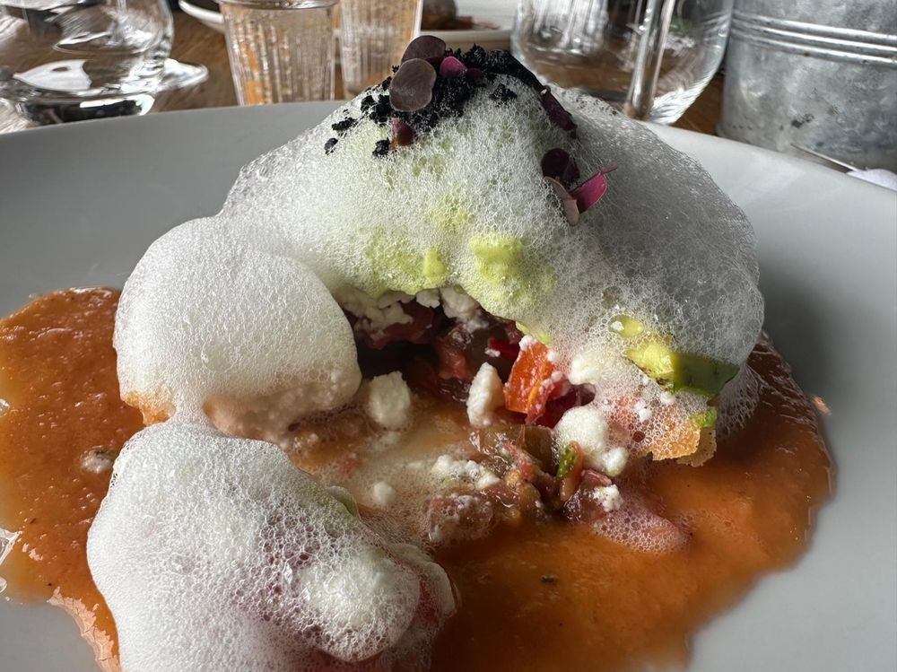 Tartelette croustillante ``pico de gallo``, avocat brûlé, émulsion de tomate acidulée, coriandre, féta, glace à l'avocat et gaspacho