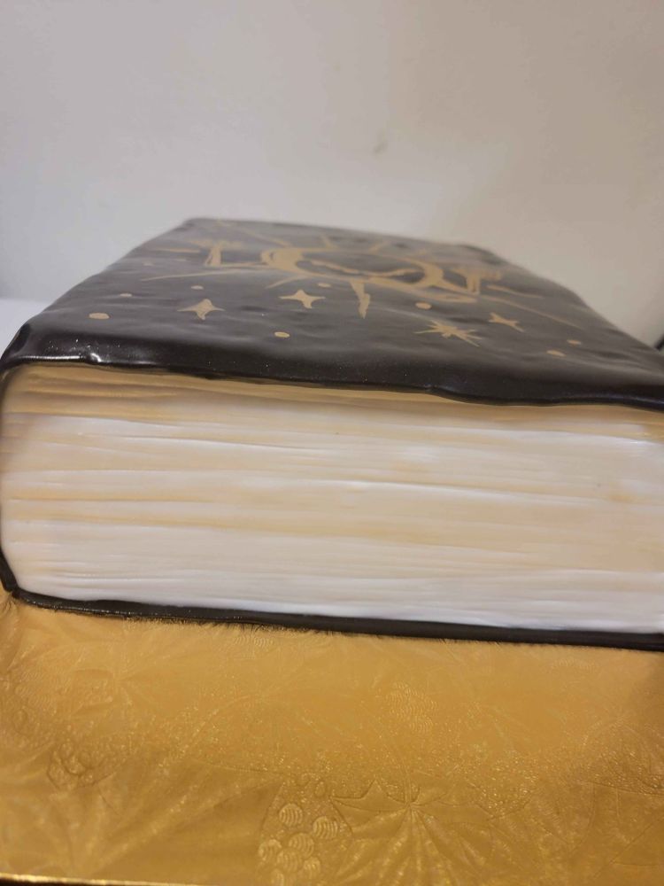 bottom view of the cake. Look at the fondant resembling pages!