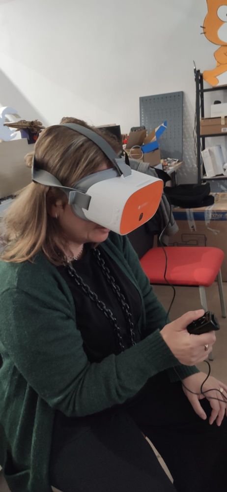 Assistent amb ulleres de realitat virtual