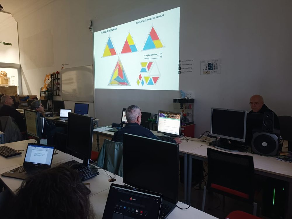 Un moment de l'explicació del Carles amb una projecció del especejament d'una peça de les seves lampades