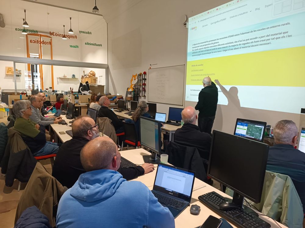 En toni explicant a la trobada les experiències en robòtica de les escoles rurals