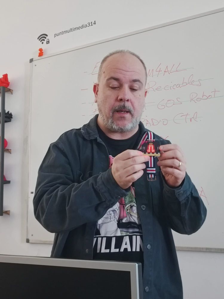 En Marc Gudel amb una Microbit