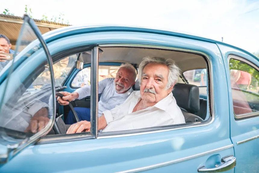 Mujica dirigindo seu fusca azul com Lula ao lado dele