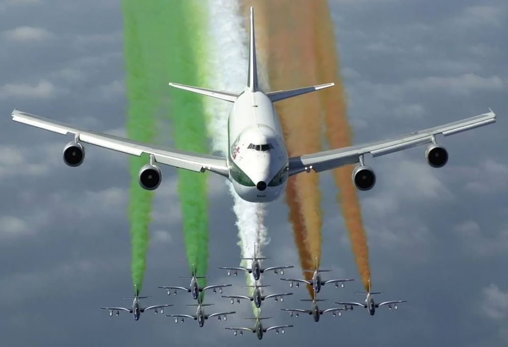 Un'immagine iconica che racchiude un pezzo di storia dell'aviazione italiana! Le Frecce Tricolori scortano il maestoso Boeing 747 Alitalia alla fine del suo servizio. Un vero tributo a un gigante dei cieli.
Chi Si ricorda questo storico evento? 
#FrecceTricolori #Alitalia #Boeing747 #Aviation 