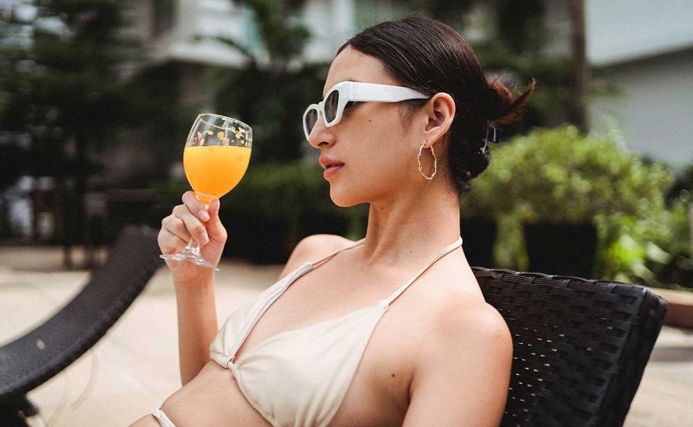 women-drinking-juice-at-swimming-pool.jpg