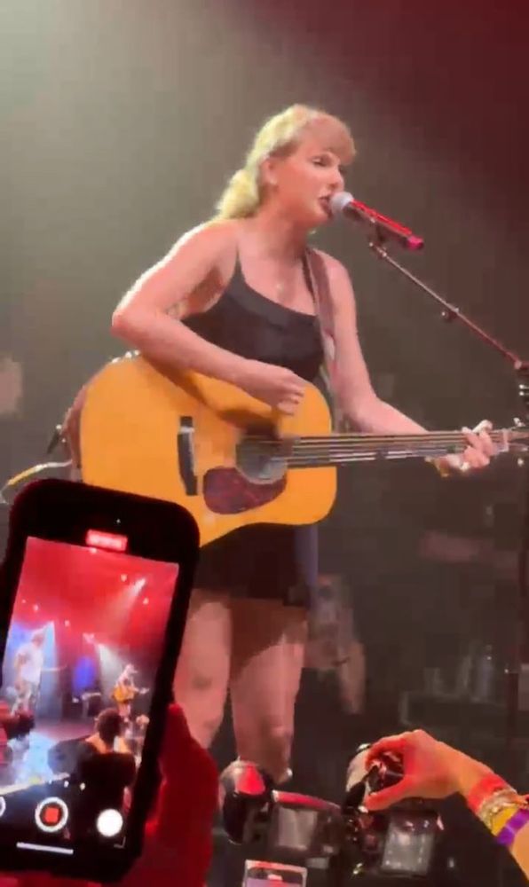 TAYLOR ON STAGE AT THE TEU CONCERT