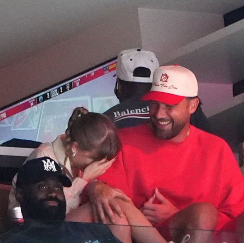 Taylor Swift and Travis kelce laughing at the Stanley cup Final 
