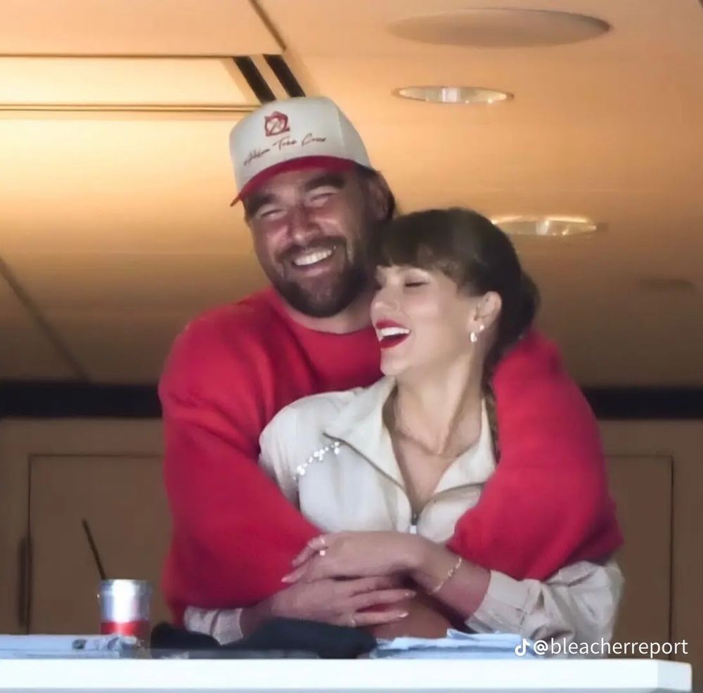 Taylor and Travis hugging at the Stanley Cup Final 
