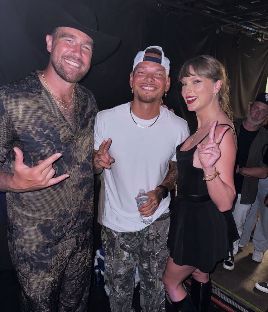📸| Taylor, Travis, and @Kane brown after the TEU concert!! 🤠