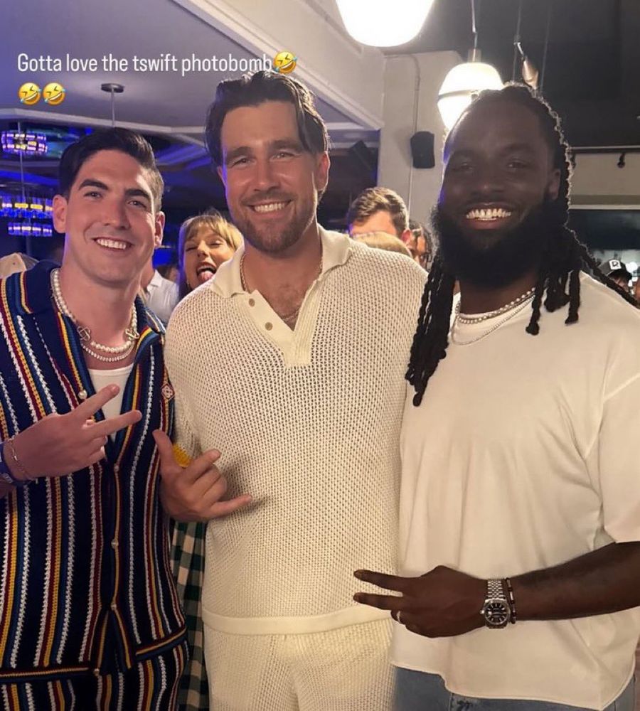 🚨| Taylor photobombing a picture of travis and friends