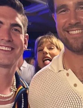 🚨| Taylor photobombing a picture of travis and friends