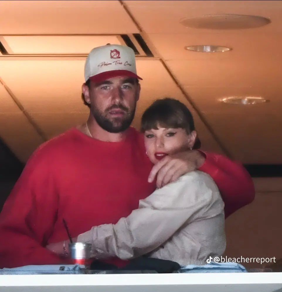 Taylor and Travis hugging at the Stanley Cup Final 