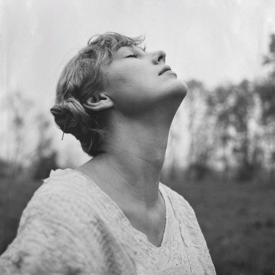 Taylor Swift in black and white for the “folklore” photosh