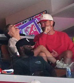 Taylor Swift and Travis kelce laughing at the Stanley cup Final 