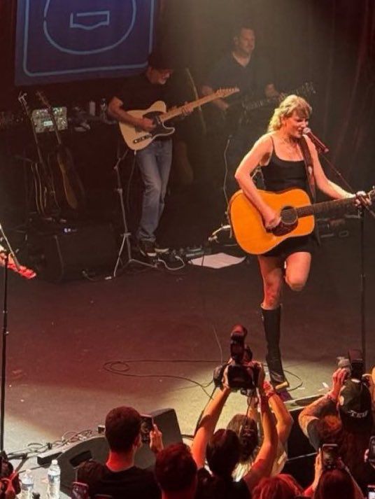 Taylor Swift performing at the TEU concert tonight in Nashville 🥹!