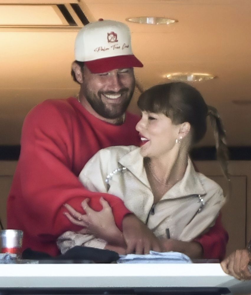 Taylor and Travis hugging at the Stanley Cup Final 