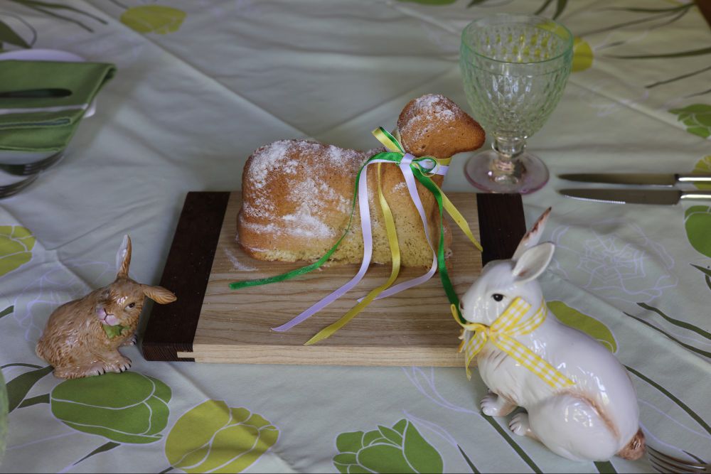 Lammele- a sponge cake baked in the shape of a lamb, decorated with ribbons, accompanied by two German ornaments: Easter rabbits wearing bows. 