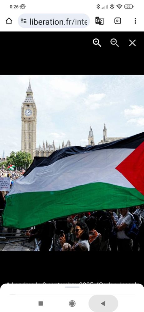 Un grand drapeau palestinien déployé à Londres lors d'une manifestation. Derrière, on voit Big Ben.