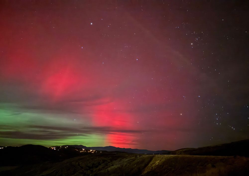 Green and red lights in the night sky 