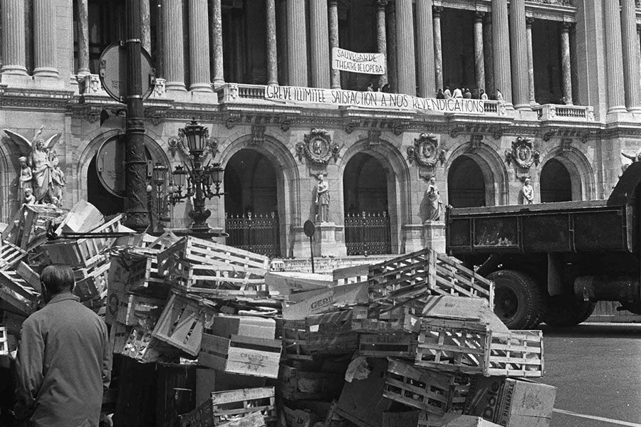 Image of a barricade during the 1968 Paris uprising.