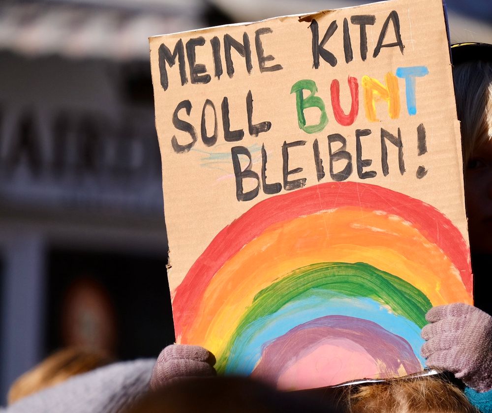 „Meine Kita soll bunt bleiben.“ Dazu ein Regenbogen. 