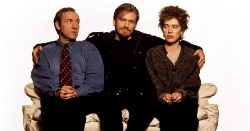 Promotional still from the movie The Ref with Denis Leary sitting with his arms around a fighting husband and wife played by Judy Davis and some shitty creepy actor. 