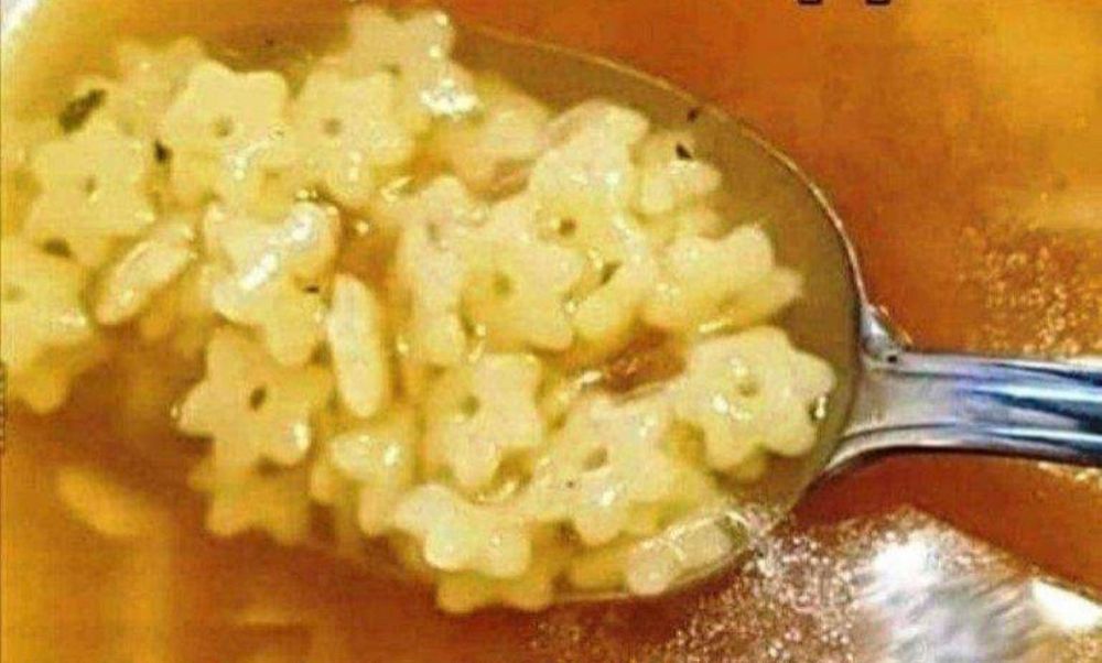 Ein Löffel voll mit kleinen Teigwaren-Sternen